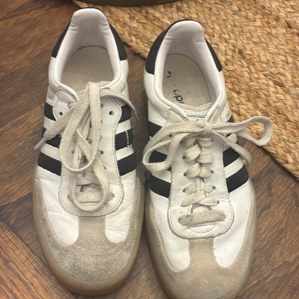 Women’s Adidas Sambae. Size 6.5. - Picture 2 of 4